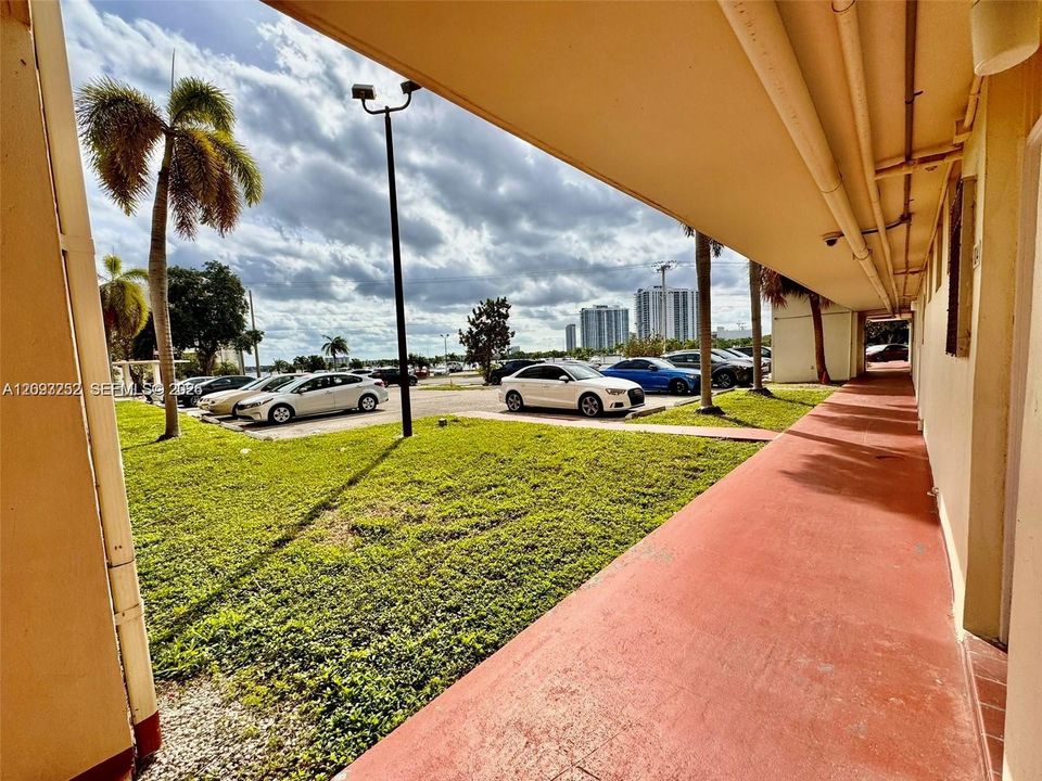 For Sale: $190,000 (1 beds, 1 baths, 768 Square Feet)