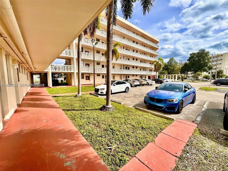 For Sale: $190,000 (1 beds, 1 baths, 768 Square Feet)