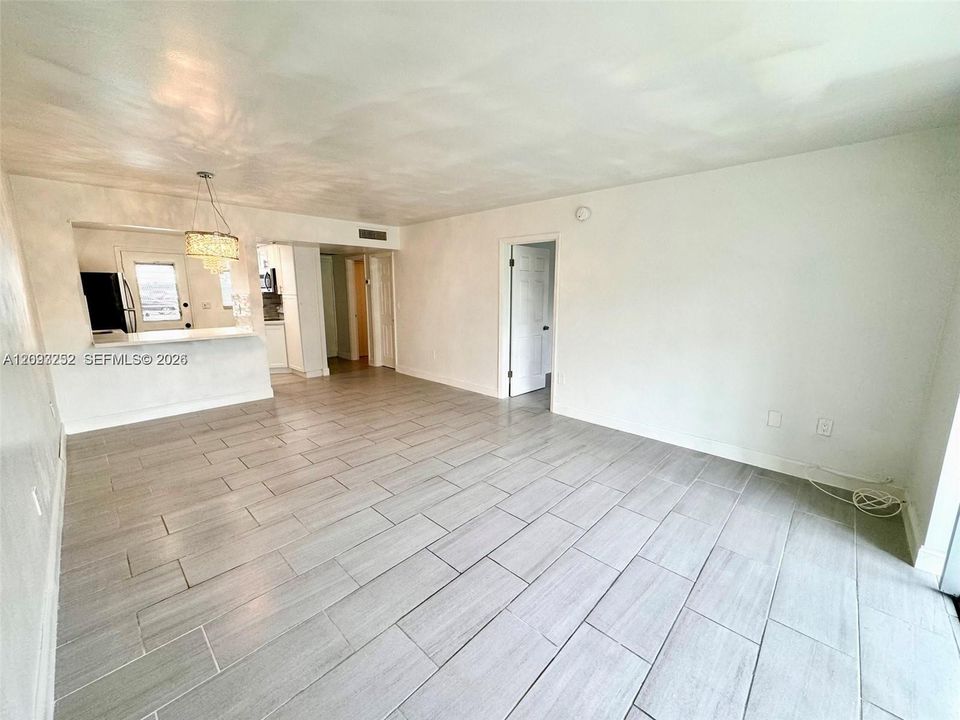 For Sale: $190,000 (1 beds, 1 baths, 768 Square Feet)