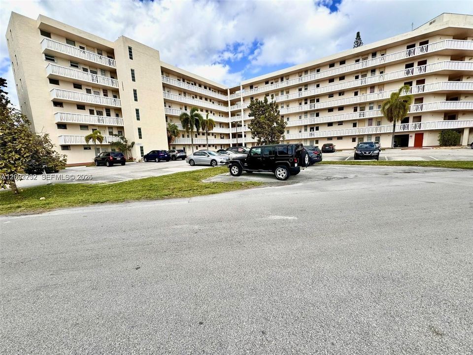For Sale: $190,000 (1 beds, 1 baths, 768 Square Feet)