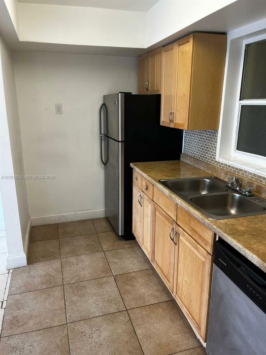 For Rent: $1,900 (1 beds, 1 baths, 700 Square Feet)