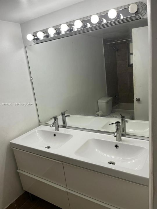 For Rent: $1,900 (1 beds, 1 baths, 700 Square Feet)