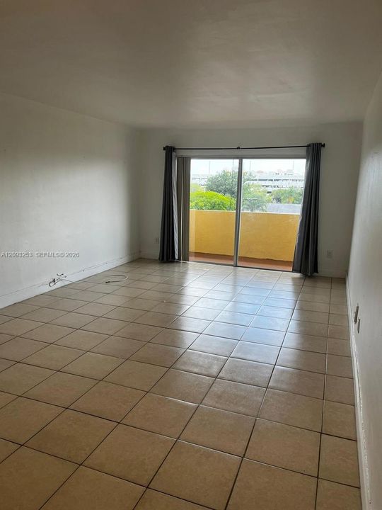 For Rent: $1,900 (1 beds, 1 baths, 700 Square Feet)
