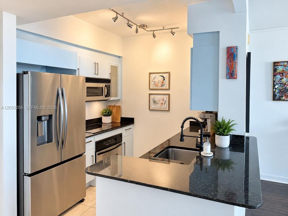 For Sale: $422,000 (1 beds, 1 baths, 846 Square Feet)