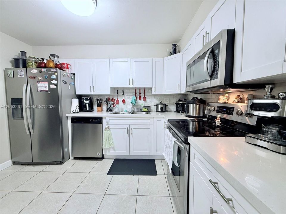 Active With Contract: $334,900 (3 beds, 2 baths, 1163 Square Feet)