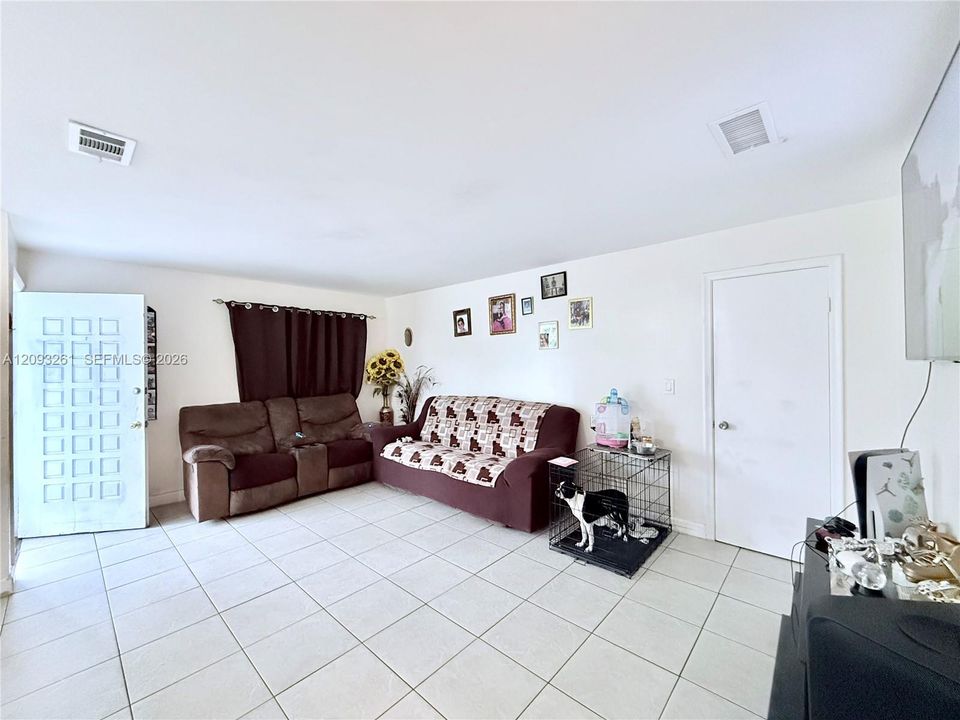 Active With Contract: $334,900 (3 beds, 2 baths, 1163 Square Feet)