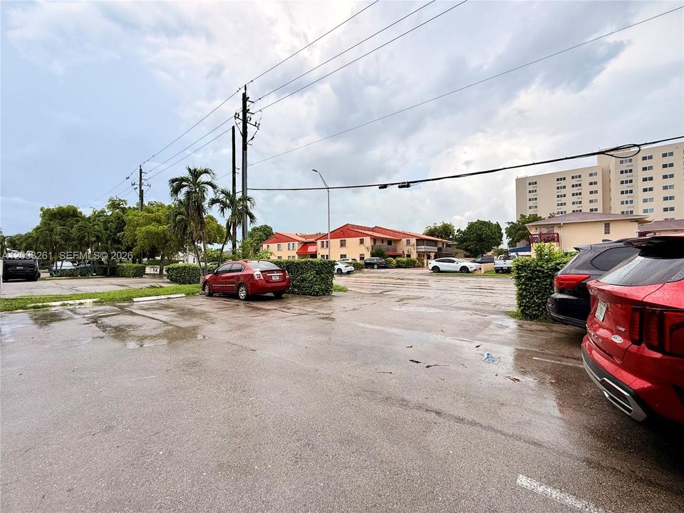 Active With Contract: $334,900 (3 beds, 2 baths, 1163 Square Feet)