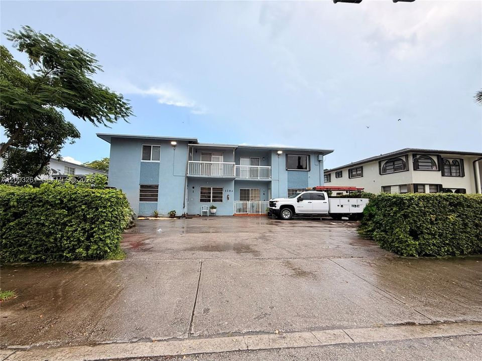 Active With Contract: $334,900 (3 beds, 2 baths, 1163 Square Feet)