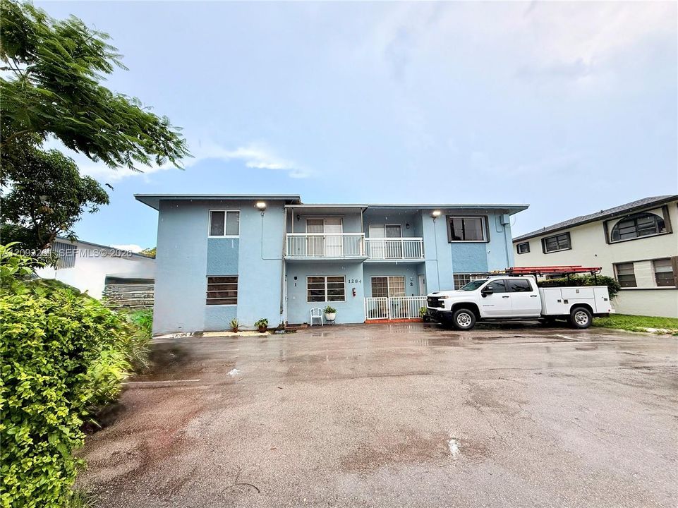 Active With Contract: $334,900 (3 beds, 2 baths, 1163 Square Feet)