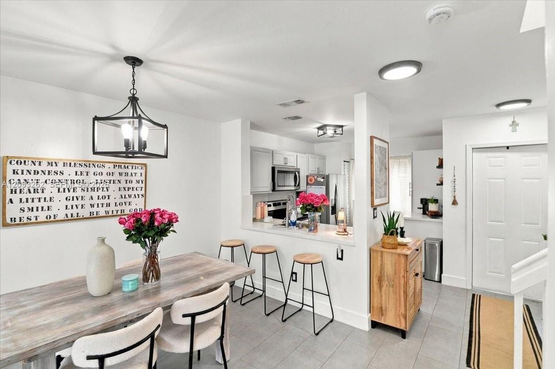 For Sale: $454,900 (3 beds, 2 baths, 1270 Square Feet)