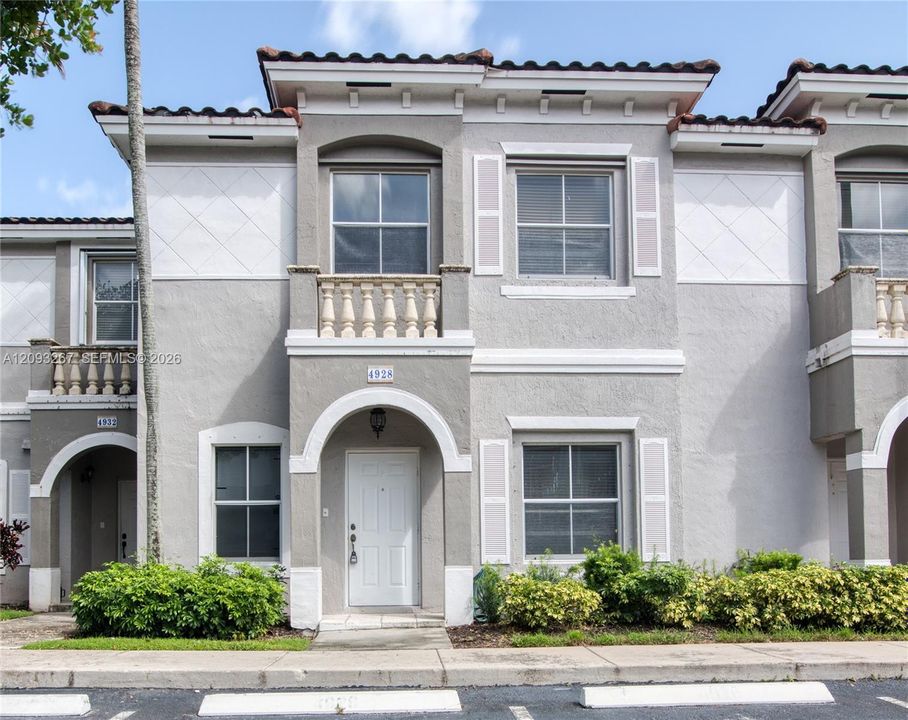 For Rent: $2,600 (2 beds, 2 baths, 1067 Square Feet)