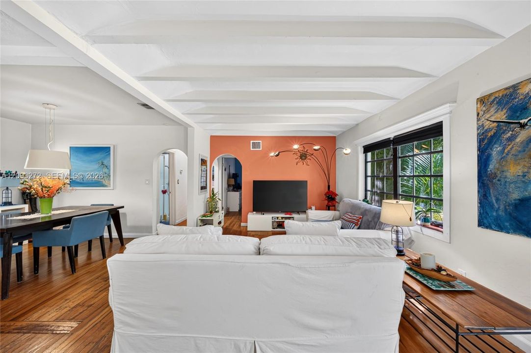 En Venta: $1,499,900 (3 camas, 2 baños, 1351 Pies cuadrados)
