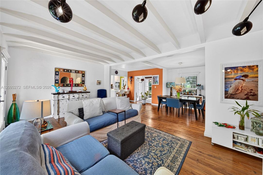En Venta: $1,499,900 (3 camas, 2 baños, 1351 Pies cuadrados)