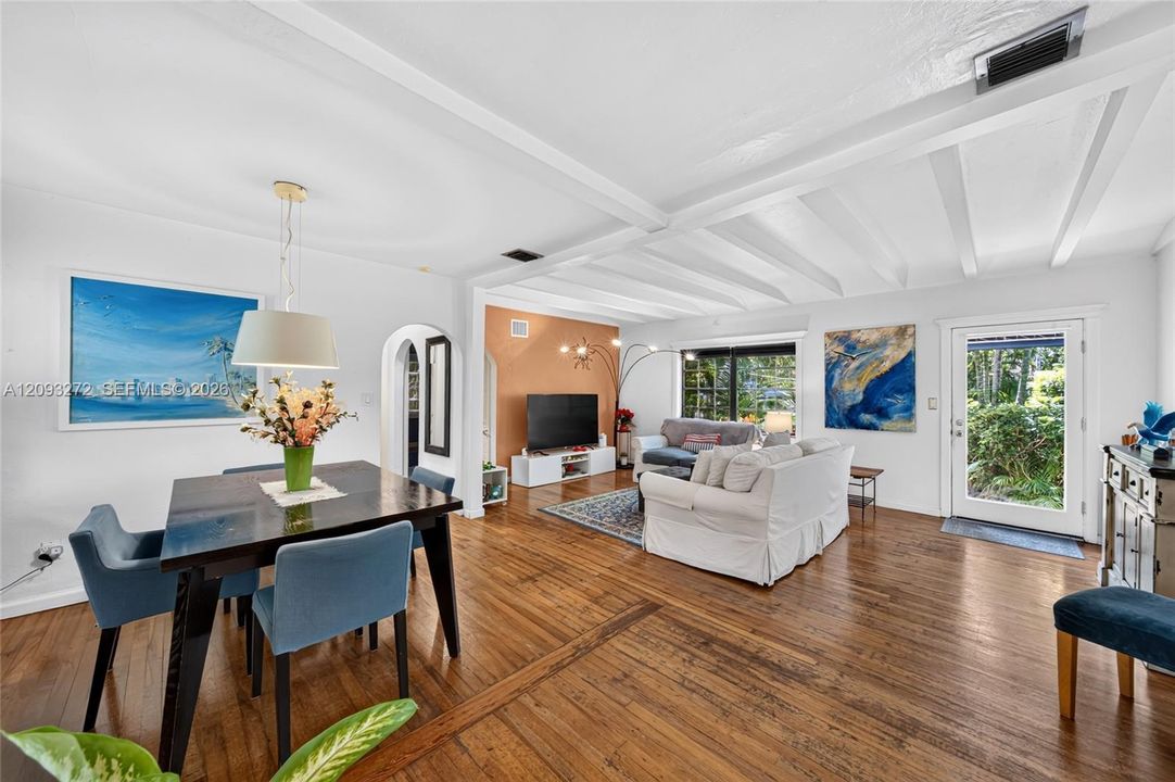 En Venta: $1,499,900 (3 camas, 2 baños, 1351 Pies cuadrados)