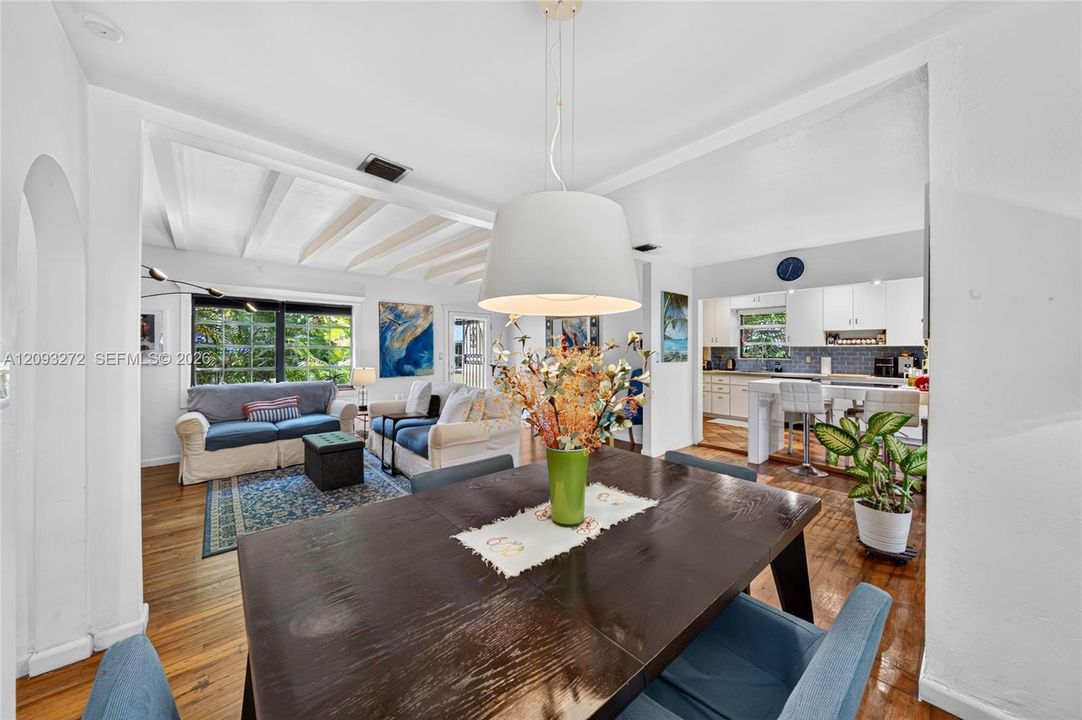 En Venta: $1,499,900 (3 camas, 2 baños, 1351 Pies cuadrados)