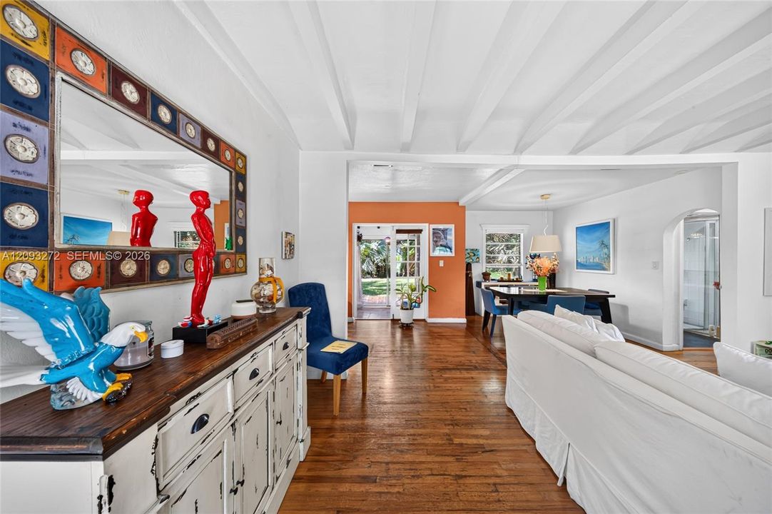 En Venta: $1,499,900 (3 camas, 2 baños, 1351 Pies cuadrados)