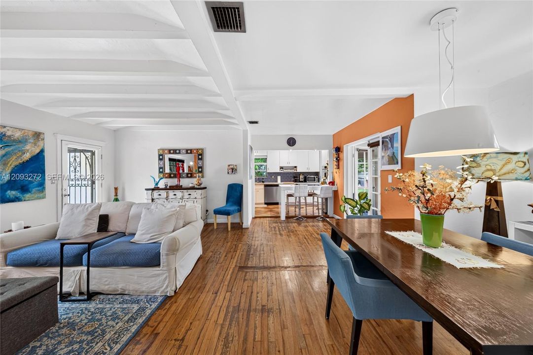 En Venta: $1,499,900 (3 camas, 2 baños, 1351 Pies cuadrados)