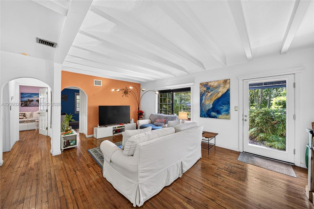 En Venta: $1,499,900 (3 camas, 2 baños, 1351 Pies cuadrados)