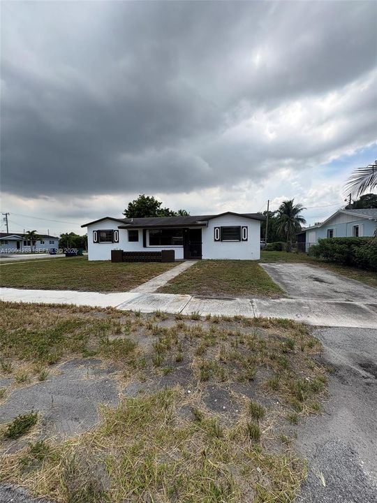 For Rent: $3,200 (4 beds, 2 baths, 1150 Square Feet)