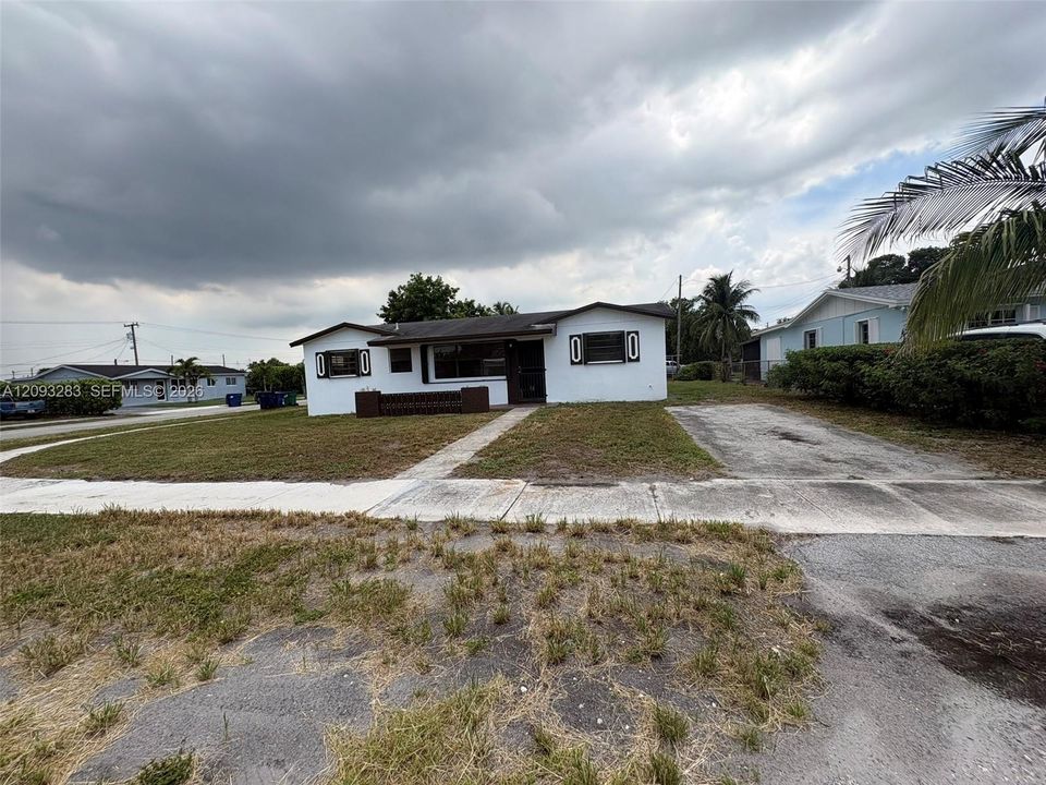 For Rent: $3,200 (4 beds, 2 baths, 1150 Square Feet)