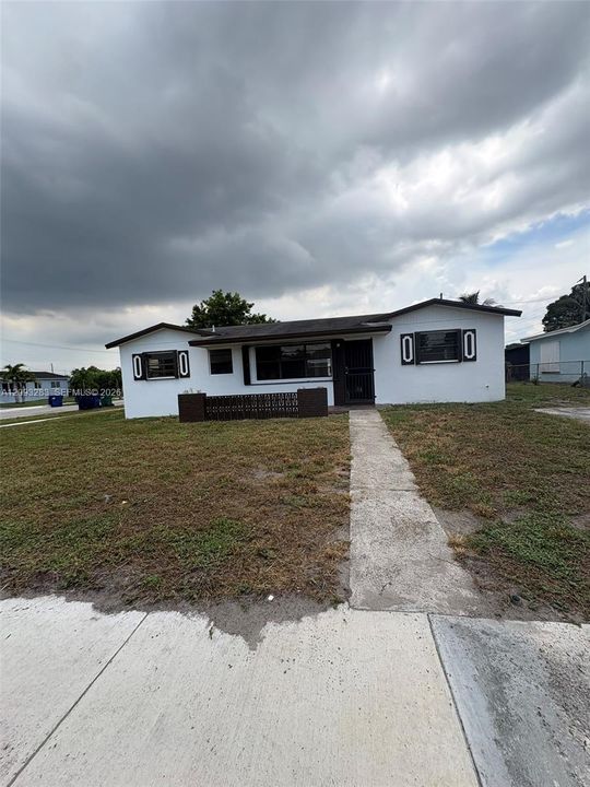 For Rent: $3,200 (4 beds, 2 baths, 1150 Square Feet)