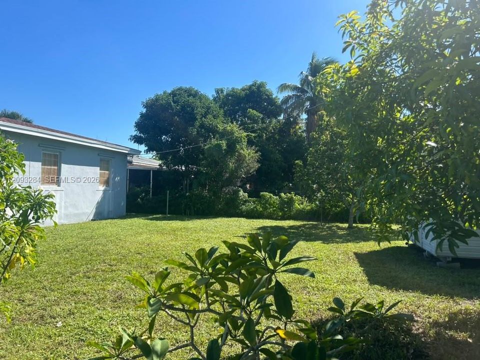 For Sale: $419,000 (2 beds, 1 baths, 744 Square Feet)