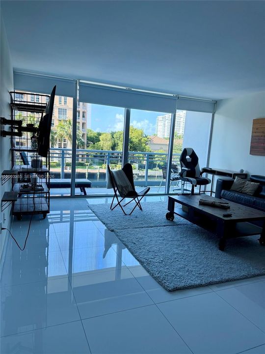 En Venta: $365,000 (0 camas, 1 baños, 779 Pies cuadrados)