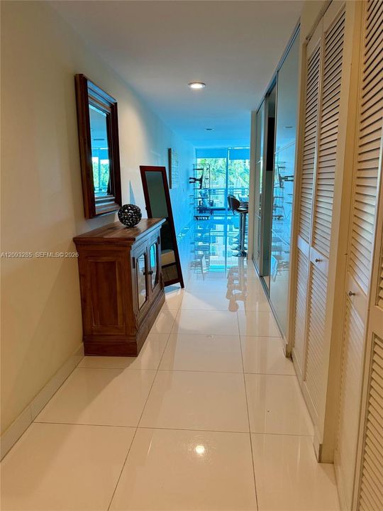 En Venta: $365,000 (0 camas, 1 baños, 779 Pies cuadrados)