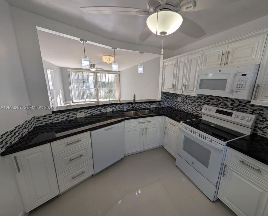 For Sale: $199,000 (2 beds, 1 baths, 1036 Square Feet)