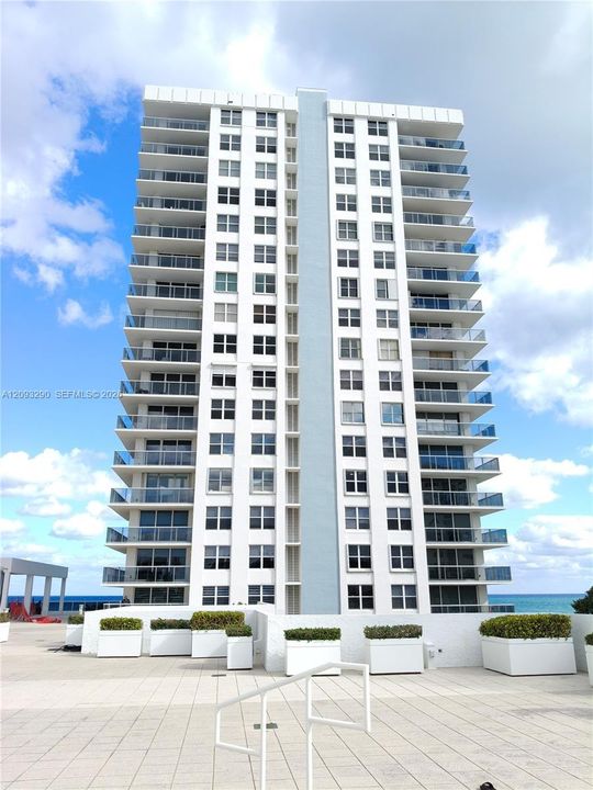 For Rent: $4,200 (2 beds, 2 baths, 1360 Square Feet)