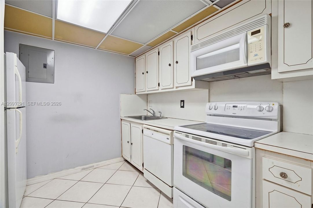 На продажу: $179,900 (2 спален, 2 ванн, 1015 Квадратных фут)