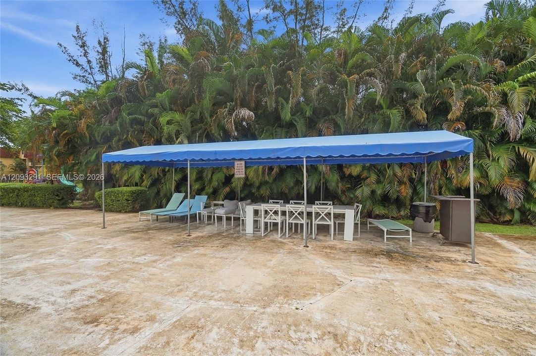 На продажу: $179,900 (2 спален, 2 ванн, 1015 Квадратных фут)