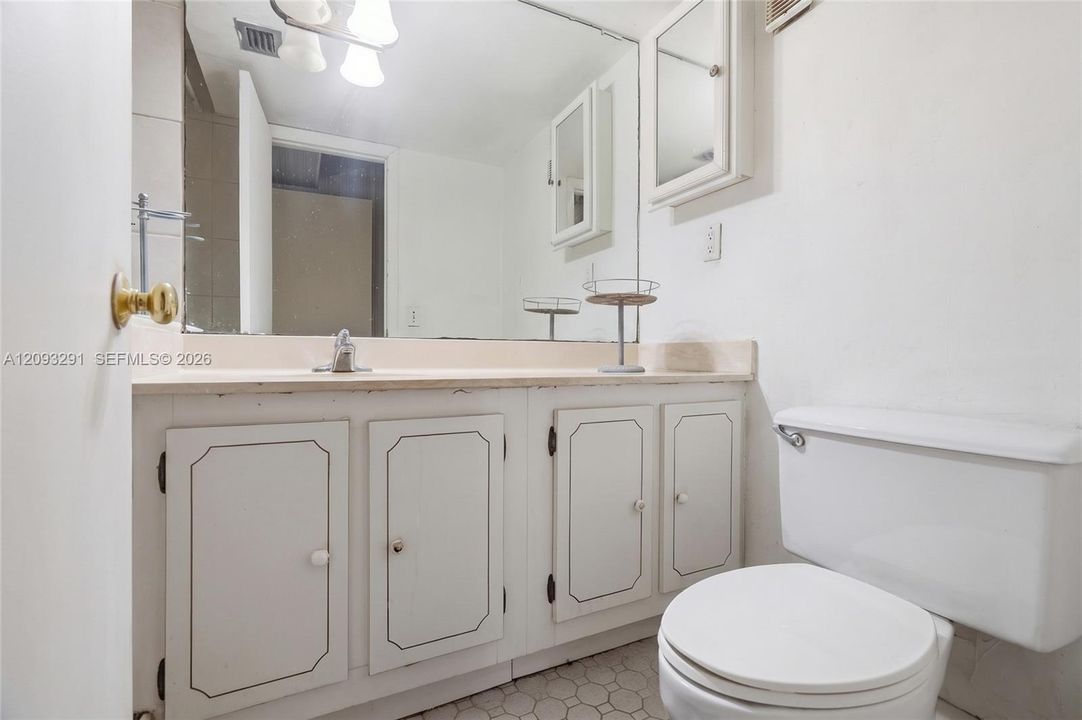 На продажу: $179,900 (2 спален, 2 ванн, 1015 Квадратных фут)