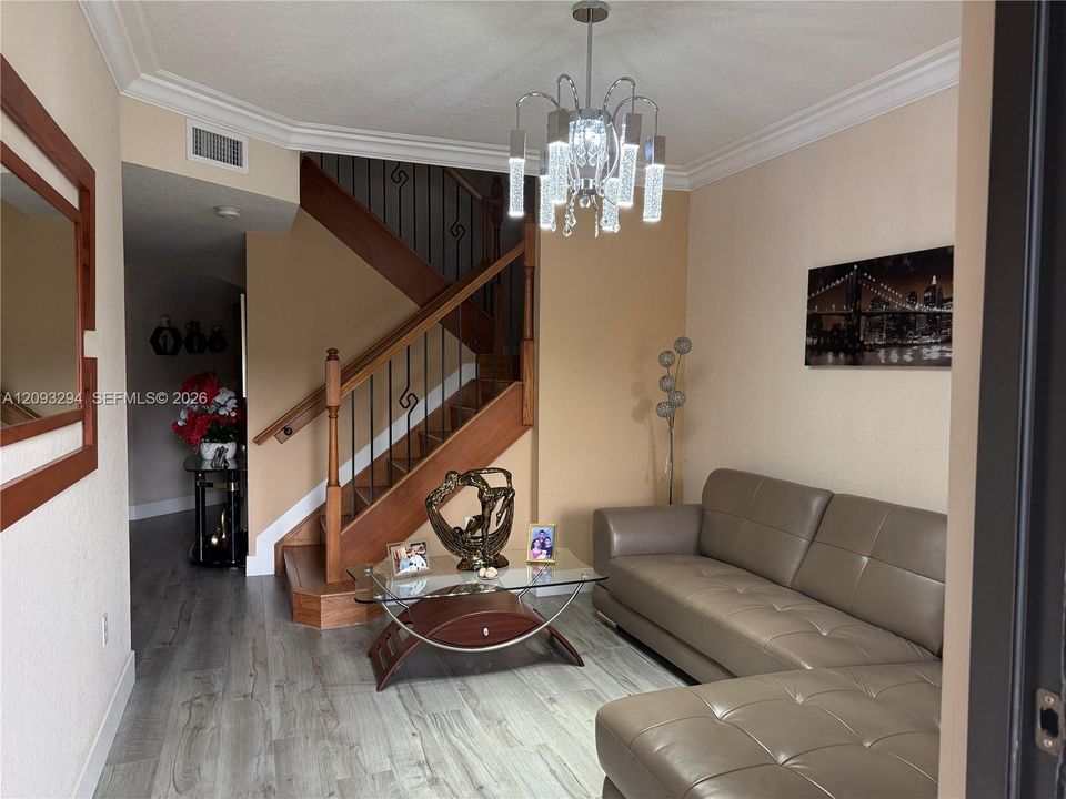 En Venta: $580,000 (4 camas, 2 baños, 1666 Pies cuadrados)