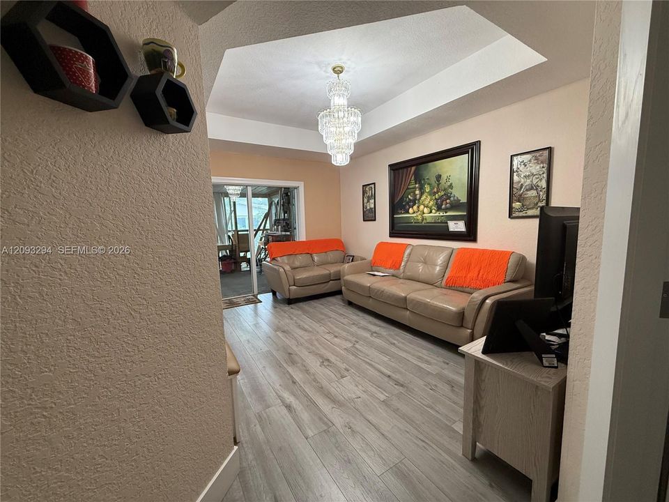 En Venta: $580,000 (4 camas, 2 baños, 1666 Pies cuadrados)