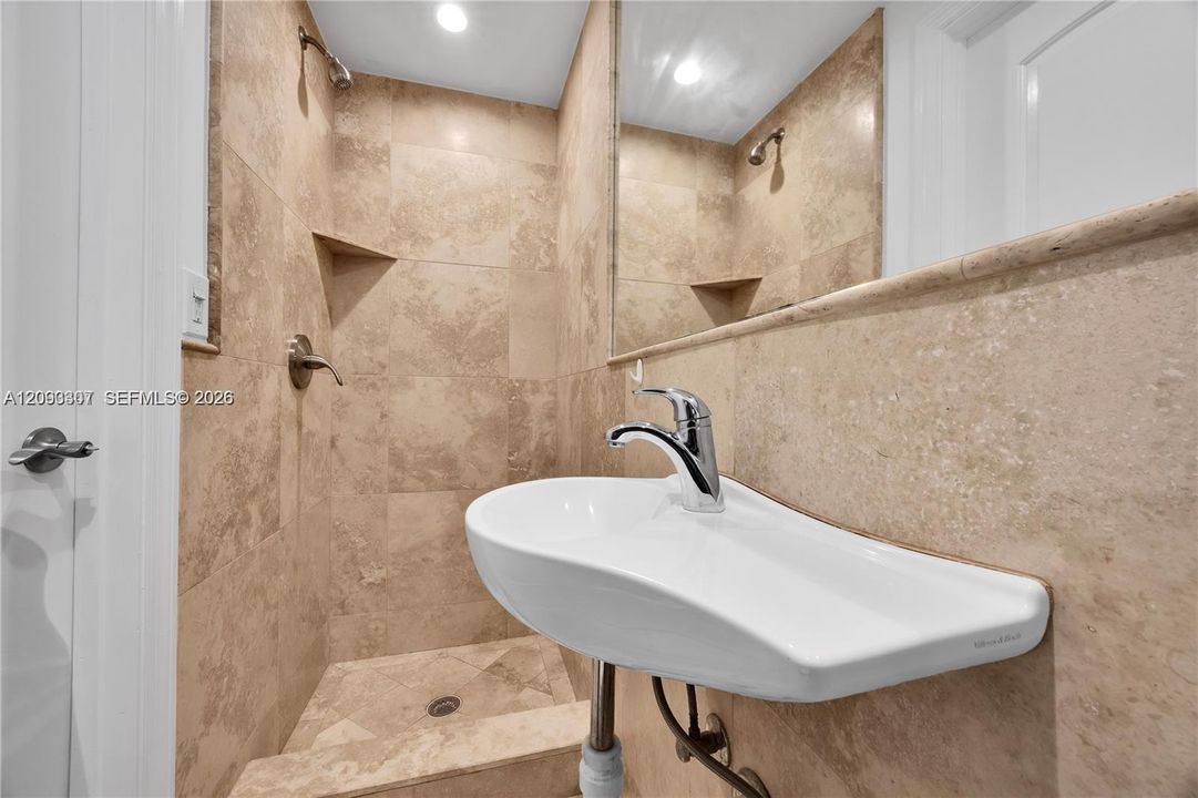 For Rent: $4,000 (2 beds, 3 baths, 1299 Square Feet)