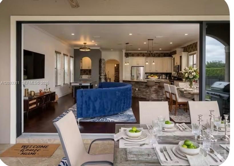 En Venta: $1,299,000 (8 camas, 5 baños, 4300 Pies cuadrados)