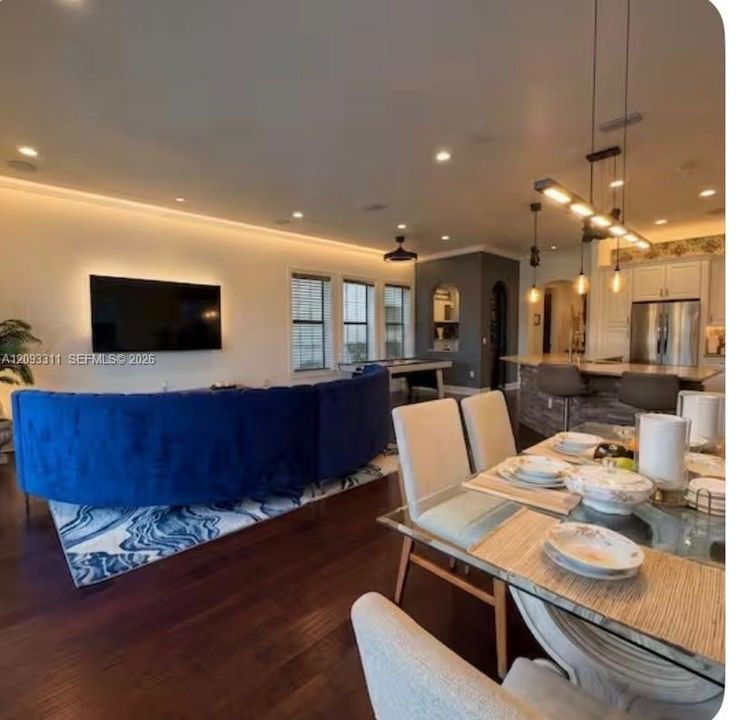 En Venta: $1,299,000 (8 camas, 5 baños, 4300 Pies cuadrados)