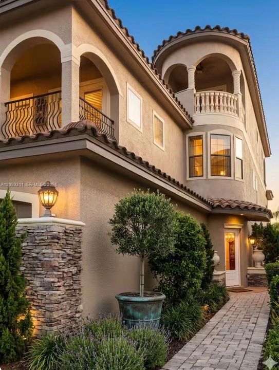En Venta: $1,299,000 (8 camas, 5 baños, 4300 Pies cuadrados)