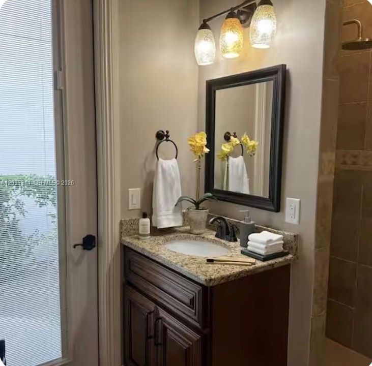 En Venta: $1,299,000 (8 camas, 5 baños, 4300 Pies cuadrados)