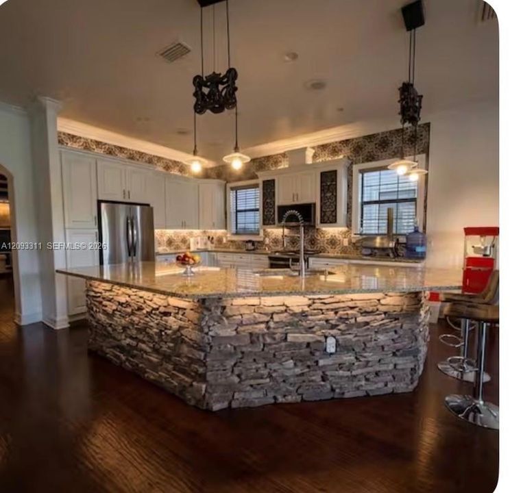 En Venta: $1,299,000 (8 camas, 5 baños, 4300 Pies cuadrados)