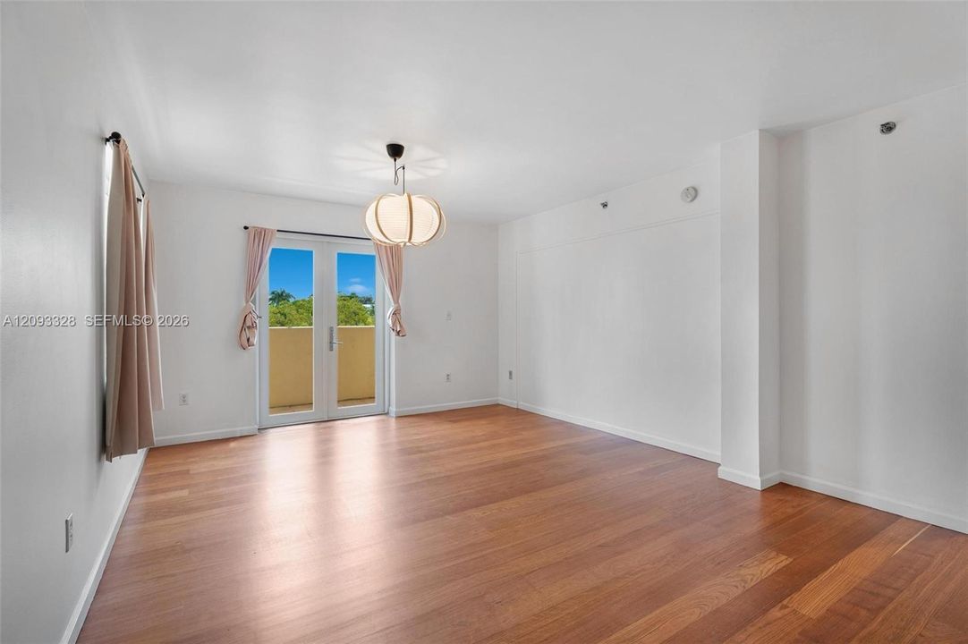 For Sale: $665,000 (2 beds, 2 baths, 940 Square Feet)