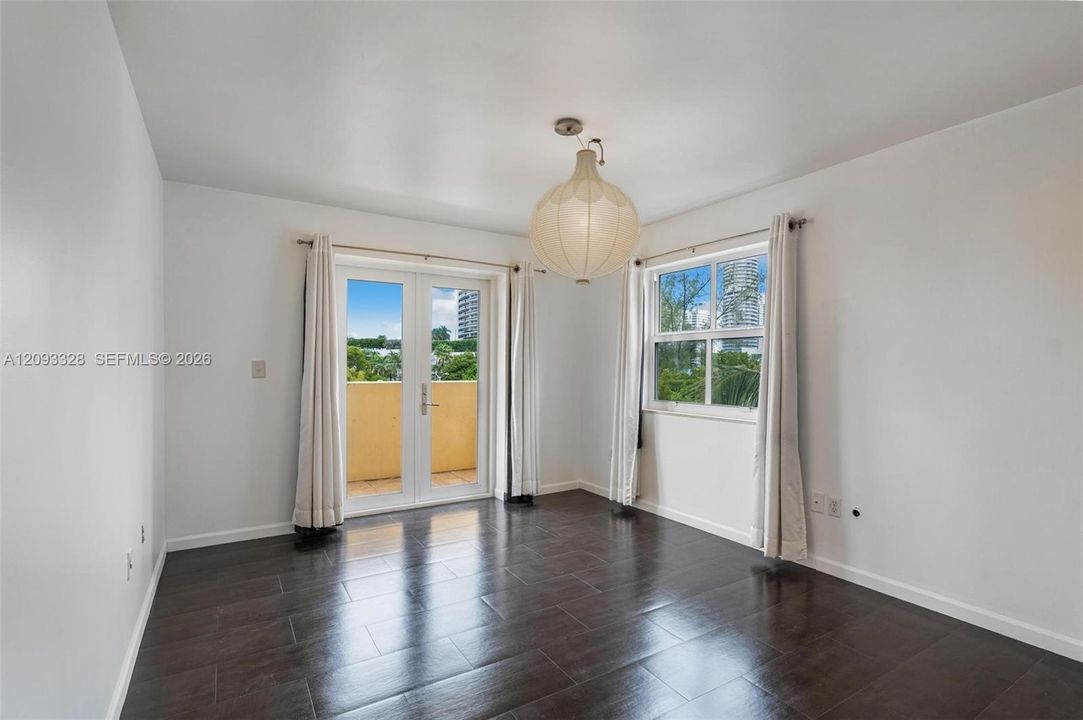 For Sale: $665,000 (2 beds, 2 baths, 940 Square Feet)