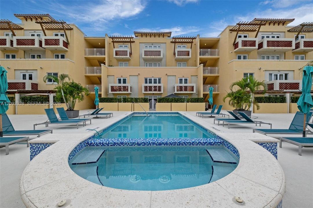 For Sale: $665,000 (2 beds, 2 baths, 940 Square Feet)