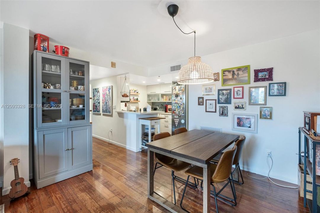 For Sale: $665,000 (2 beds, 2 baths, 940 Square Feet)