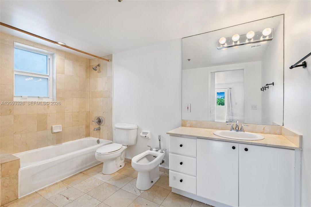 For Sale: $665,000 (2 beds, 2 baths, 940 Square Feet)