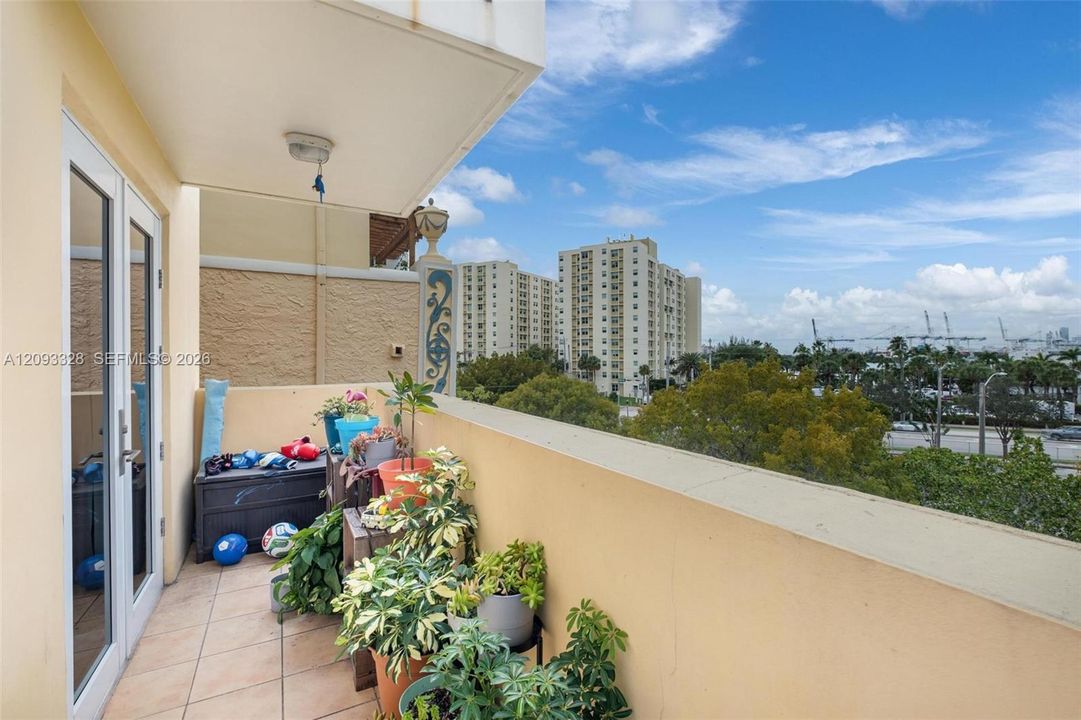 For Sale: $665,000 (2 beds, 2 baths, 940 Square Feet)