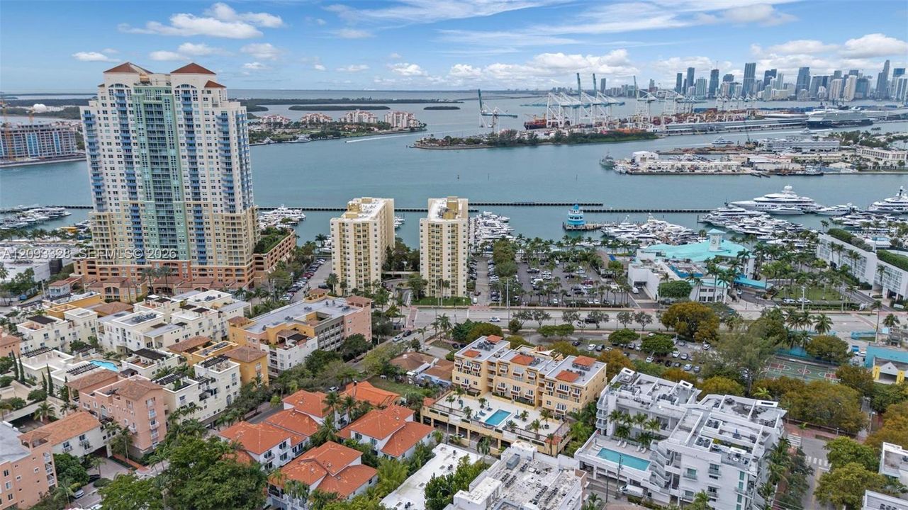 For Sale: $665,000 (2 beds, 2 baths, 940 Square Feet)