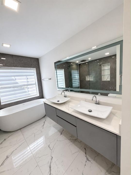 En Venta: $829,975 (4 camas, 2 baños, 1899 Pies cuadrados)