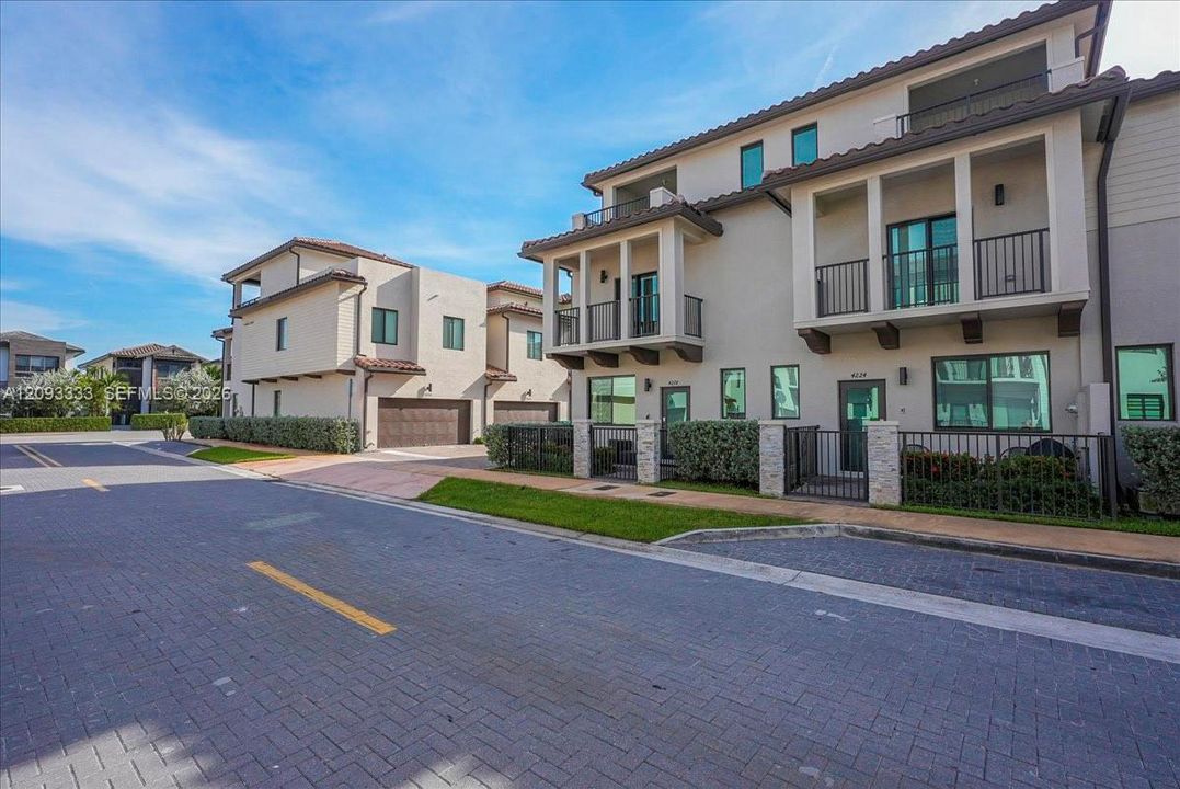 En Venta: $920,000 (4 camas, 2 baños, 2163 Pies cuadrados)